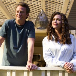 Go On: Matthew Perry e Christine Woods nell'episodio Do You Believe in Ghosts...Yes!