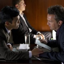Go On: Matthew Perry e John Cho nell'episodio There's No 'Ryan' in 'Team