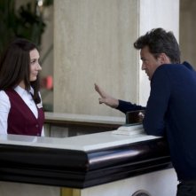 Go On: Matthew Perry e Laura Benanti nell'episodio Do You Believe in Ghosts...Yes!