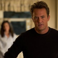 Go On: Matthew Perry e, sullo sfondo, Christine Woods nell'episodio Do You Believe in Ghosts...Yes!