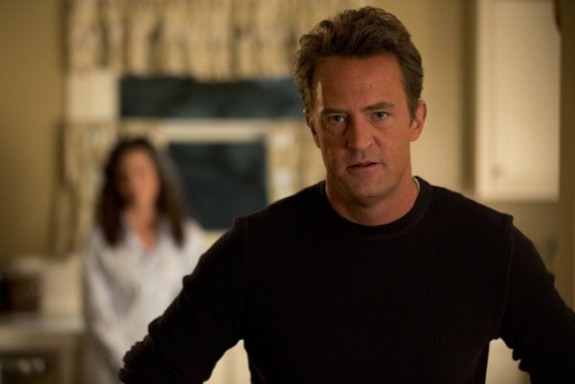 Go On: Matthew Perry e, sullo sfondo, Christine Woods nell'episodio Do You Believe in Ghosts...Yes!