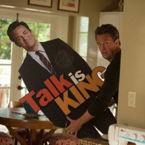 Go On: Matthew Perry in una scena dell'episodio Bench-Clearing Brawl