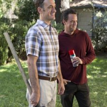 Go On: Seth Morris e Matthew Perry in una scena dell'episodio Big League Chew