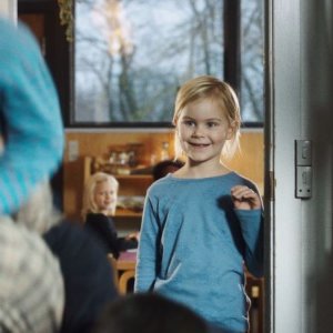 Il sospetto: la piccola Annika Wedderkopp in una scena del film diretto da Thomas Vinterberg