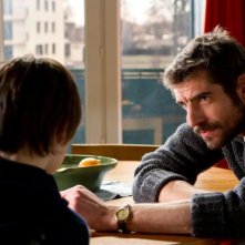 J'enrage de son absence: Augustin Legrand col piccolo Jalil Mehenni in una scena