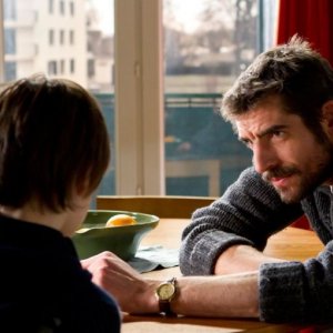 J'enrage de son absence: Augustin Legrand col piccolo Jalil Mehenni in una scena