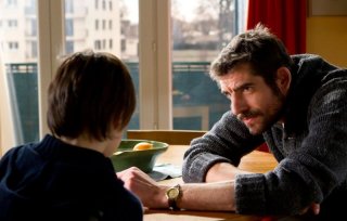 J'enrage de son absence: Augustin Legrand col piccolo Jalil Mehenni in una scena