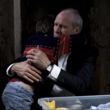 J'enrage de son absence: William Hurt abbraccia il piccolo Jalil Mehenni in una scena