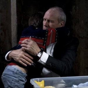 J'enrage de son absence: William Hurt abbraccia il piccolo Jalil Mehenni in una scena