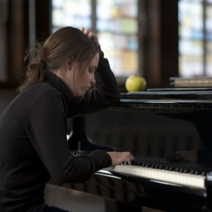Jasna Fritzi Bauer al pianoforte in Für Elise (2012)