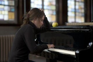 Jasna Fritzi Bauer al pianoforte in Für Elise (2012)