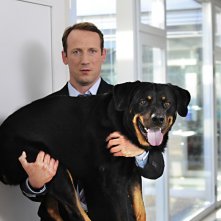 Mann tut was Mann kann:  Paul (Wotan Wilke Möhring) con il cane Fred
