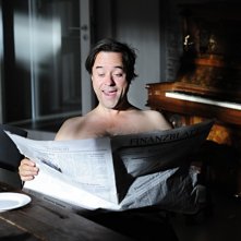 Mann tut was Mann kann: Schamski (Jan Josef Liefers) impegnato a leggere il giornale