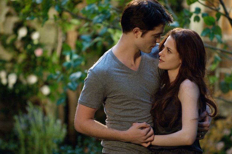 Robert Pattinson E Kristen Stewart Si Abbracciano Teneramente In Una Scena Di The Twilight Saga Brea 253867