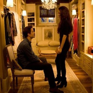 Robert Pattinson insieme a Kristen Stewart in una scena di The Twilight Saga: Breaking Dawn - Parte 2