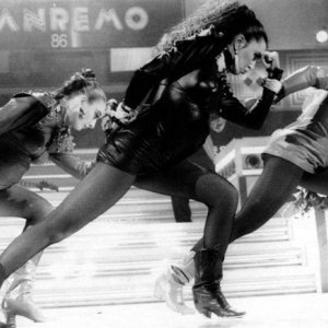 Sanremo 1986, Loredana Bertè presenta il brano 'Re' con un look che fa scalpore