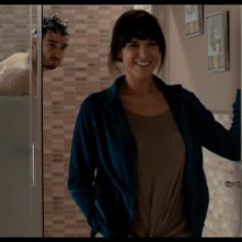 Sara Cozar con Gorka Otxoa (alle sue spalle) nella commedia spagnola Bypass