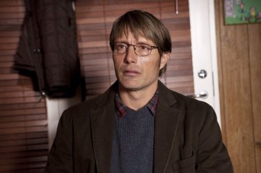 The Hunt: Mads Mikkelsen in una scena nei panni di Lucas, un giovane insegnante danese