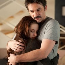 Twilight Saga: Breaking Dawn - Parte 2, Billy Burke e Kristen Stewart in una scena
