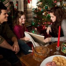 Twilight Saga: Breaking Dawn - Parte 2, Kristen Stewart con Mackenzie Foy e Taylor Lautner in una scena