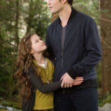 Twilight Saga: Breaking Dawn - Parte 2, Robert Pattinson e Mackenzie Foy in una scena