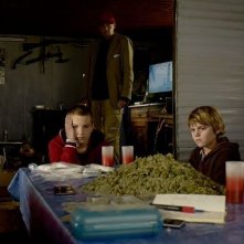 Un'estate da giganti: i tre protagonisti del film in una scena con Didier Toupy