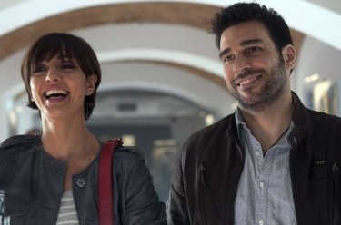 Viva l'Italia: Ambra Angiolini ed Edoardo Leo sorridenti in una scena del film