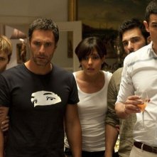 Viva l'Italia: Ambra Angiolini, Edoardo Leo, Raoul Bova, Camilla Filippi e Alessandro Gassman in una scena