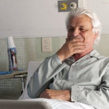 Viva l'Italia: Michele Placido sorride sul letto d'ospedale in una scena del film