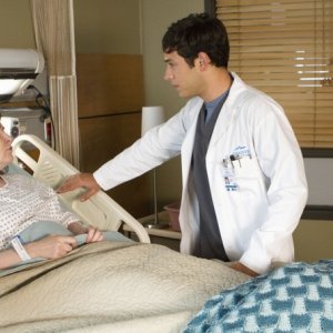 Emily Owens, M.D.: Catherine Barroll e  Michael Rady nell'episodio Emily and ... the Alan Zolman Incident