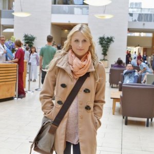 Emily Owens, M.D.: Mamie Gummer in una scena dell'episodio Emily and ... the Alan Zolman Incident