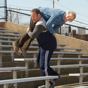 Kevin James alza di peso Henry Winkler in Colpi da maestro, commedia del 2012