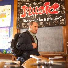 Kevin James è un professore di biologia in Colpi da maestro, commedia del 2012