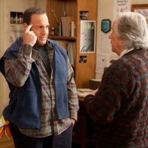 Kevin James parla con Henry Winkler in Colpi da maestro, commedia del 2012