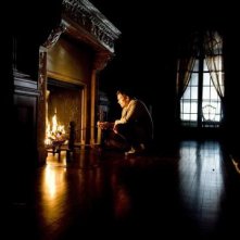 Sinister: Ethan Hawke accanto al camino, in una scena