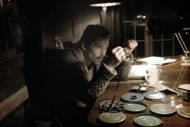 Sinister: Ethan Hawke è uno scrittore impegnato in una indagine legata all'occulto