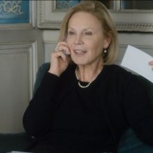 Au Galop: Marthe Keller discute al telefono, in una scena