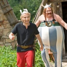 Gérard Depardieu e Edouard Baer in una scena del film Asterix e Obelix al servizio di sua maestà: