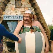 Gérard Depardieu e Edouard Baer in una scena di Asterix e Obelix al servizio di sua maestà: