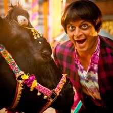 Agent Ranjid rettet die Welt: Prashant Prabhakar in una scena con la mucca Benita