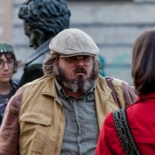 Il comandante e la cicogna: Giuseppe Battiston con Luca Dirodi (dietro) in una scena