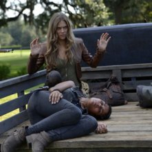 Revolution: Daniella Alonso e Tracy Spiridakos nell'episodio Sex and Drugs