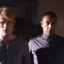 Revolution: Graham Rogers e Giancarlo Esposito nell'episodio Sex and Drugs