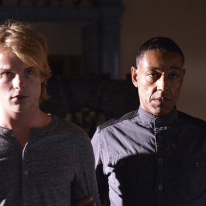 Revolution: Graham Rogers e Giancarlo Esposito nell'episodio Sex and Drugs