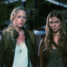 Revolution: Tracy Spiridakos ed Anna Lise Phillips nell'episodio The Plague Dogs