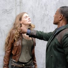 Revoution: Giancarlo Esposito e Tracy Spiridakos nell'episodio Soul Train