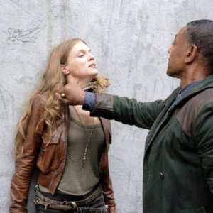 Revoution: Giancarlo Esposito e Tracy Spiridakos nell'episodio Soul Train