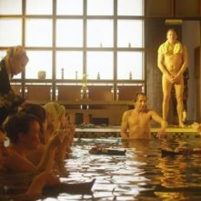 Uwe Steimle (in piedi, a bordo vasca) nel film Sushi in Suhl