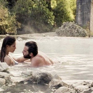 Diane Fleri e Alessandro Bertolucci in una scena di Quell'estate