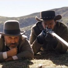 Christoph Waltz e Jamie Foxx appostati in una scena di Django Unchained